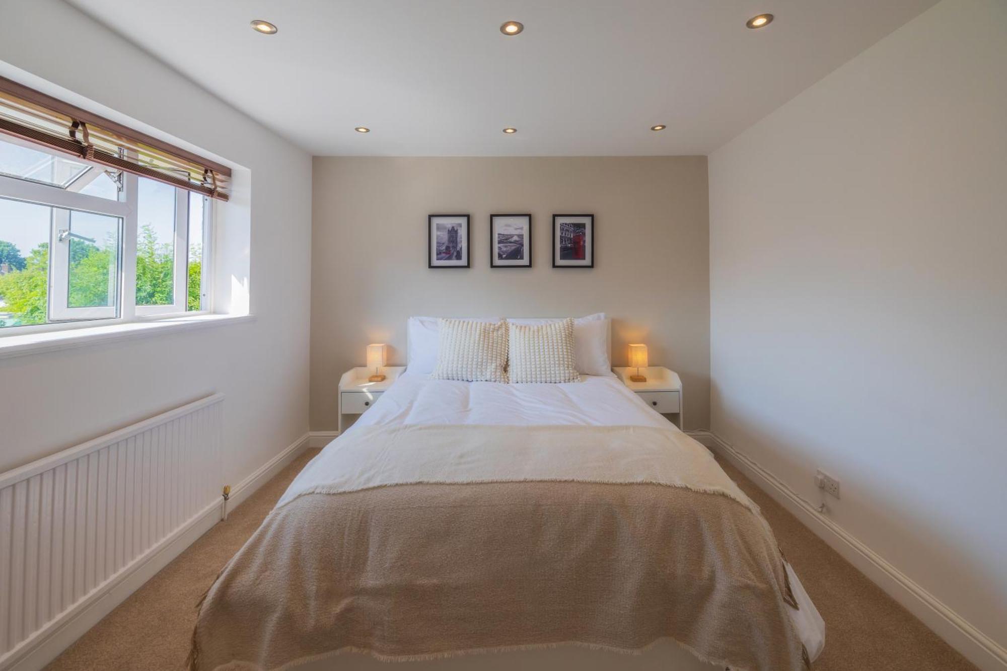 The Secret Garden - West Sussex Villa ครอว์ลีย์ ภายนอก รูปภาพ